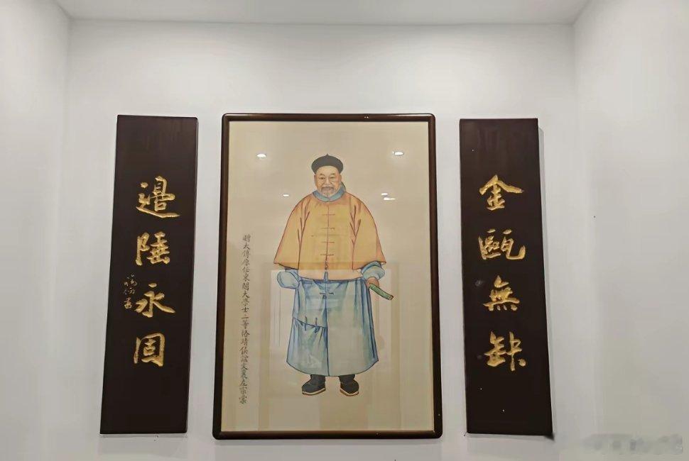 有网友分享自己在瞻仰左宗棠墓时，发现了一包来自喀什的土。 