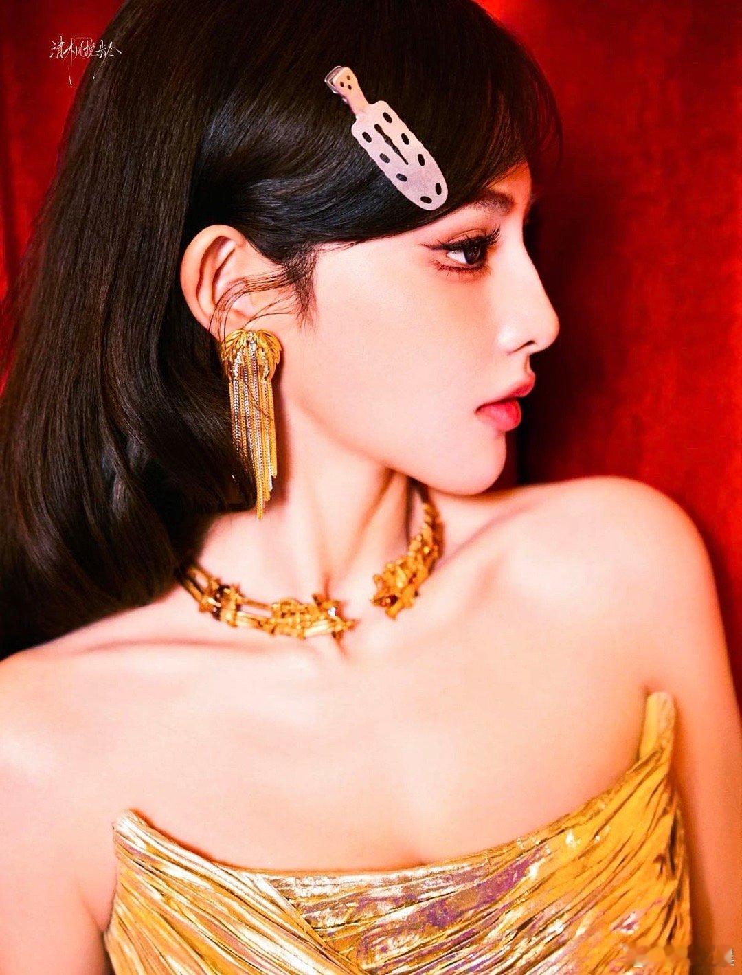 彭小苒 古早韩剧财阀家大小姐梦回古早韩剧！彭小苒这身穿搭精致又大气，优雅矜贵气场