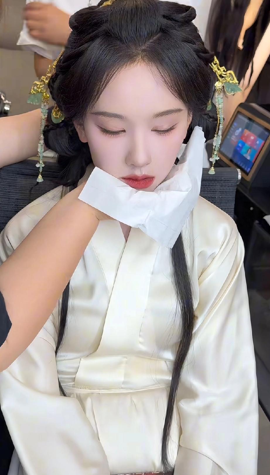 打瞌睡的陈都灵好可爱，微张红唇还好没流口水

不愧是萌萌的仙女嘟嘟，睡着了都这么