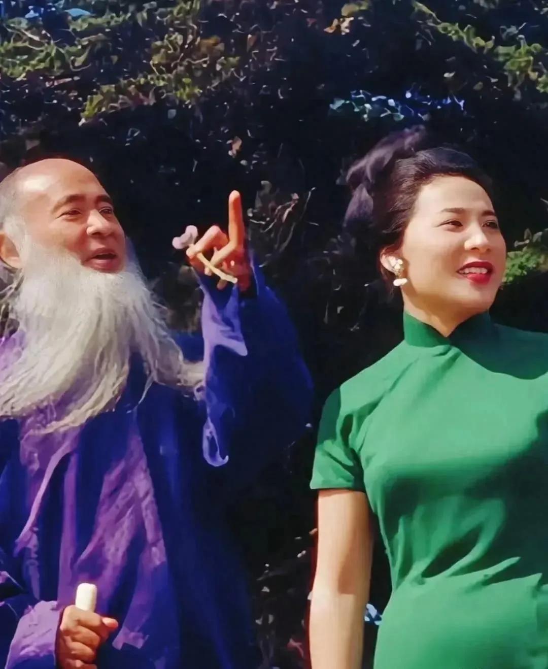 很真实的一张照片：五十年代，大画家张大千和爱妻的合影照。这是一张彩色照片，颜色鲜
