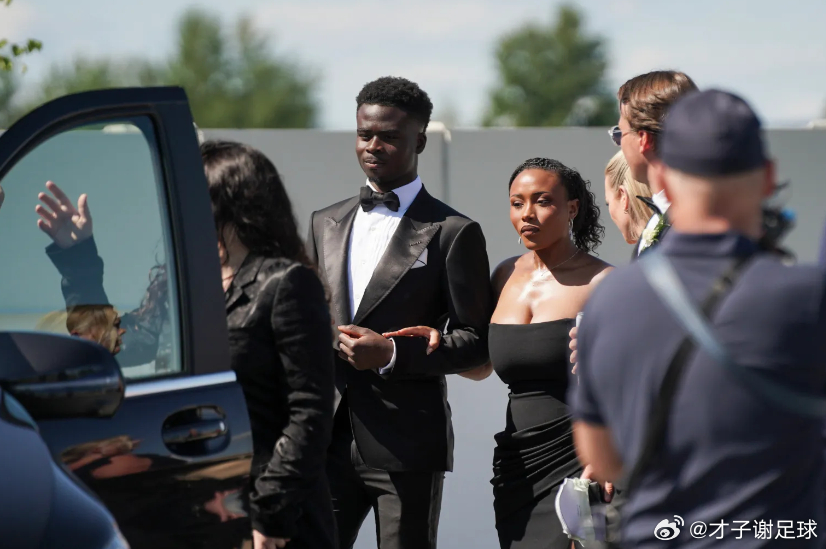 恭喜！萨卡向交往五年的女友求婚成功