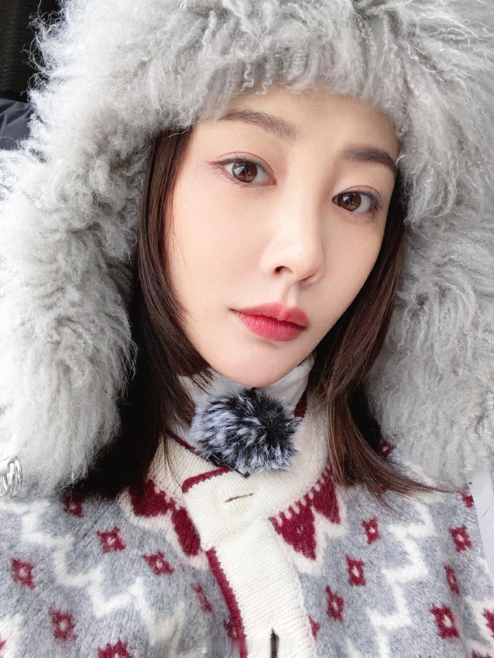 李纯连发呆都好看 谁能懂李纯上综艺的含金量！不知道的还以为在拍现偶，连发呆都好看