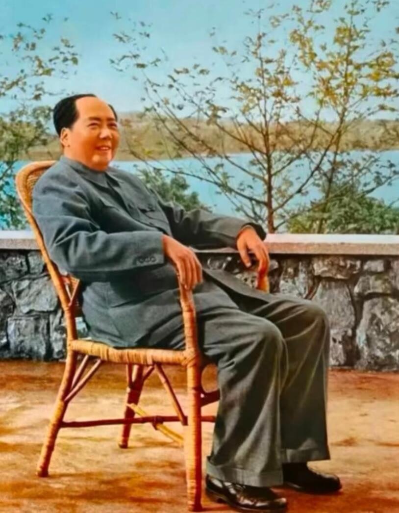 毛主席最了不起的成就是什么他打了一辈子江山，晚年最怕‘官老爷骑在人民头上。为了不