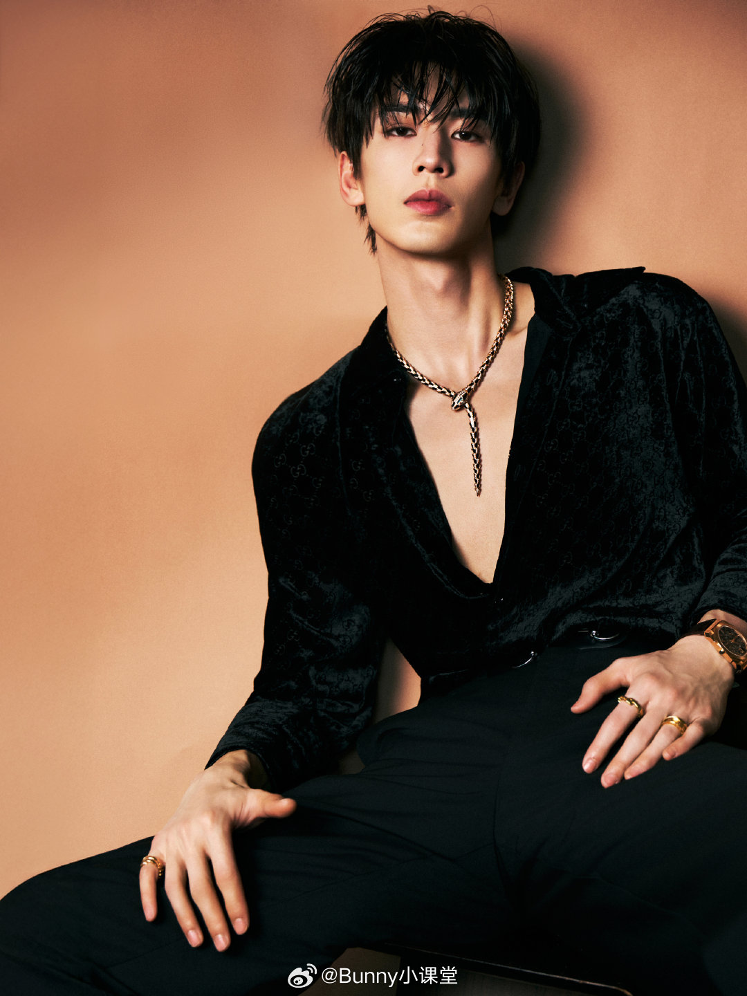 微博之夜红毯张凌赫、宋威龙是撞衫了嘛，都是同品牌衬衫，连腰带都一样