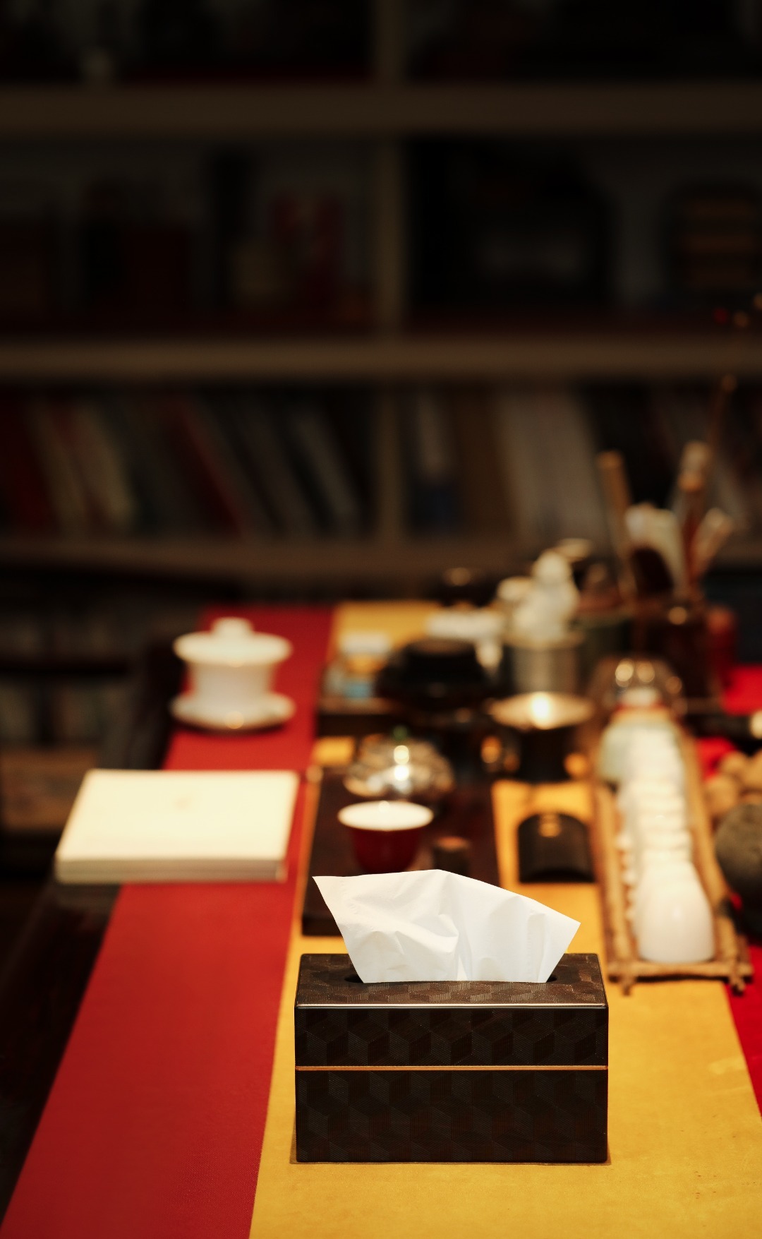 紫光檀【承宇】 纸巾盒以紫光檀仿皮纹及线条，得当代生活用具之审美，嵌黄杨如镶高级