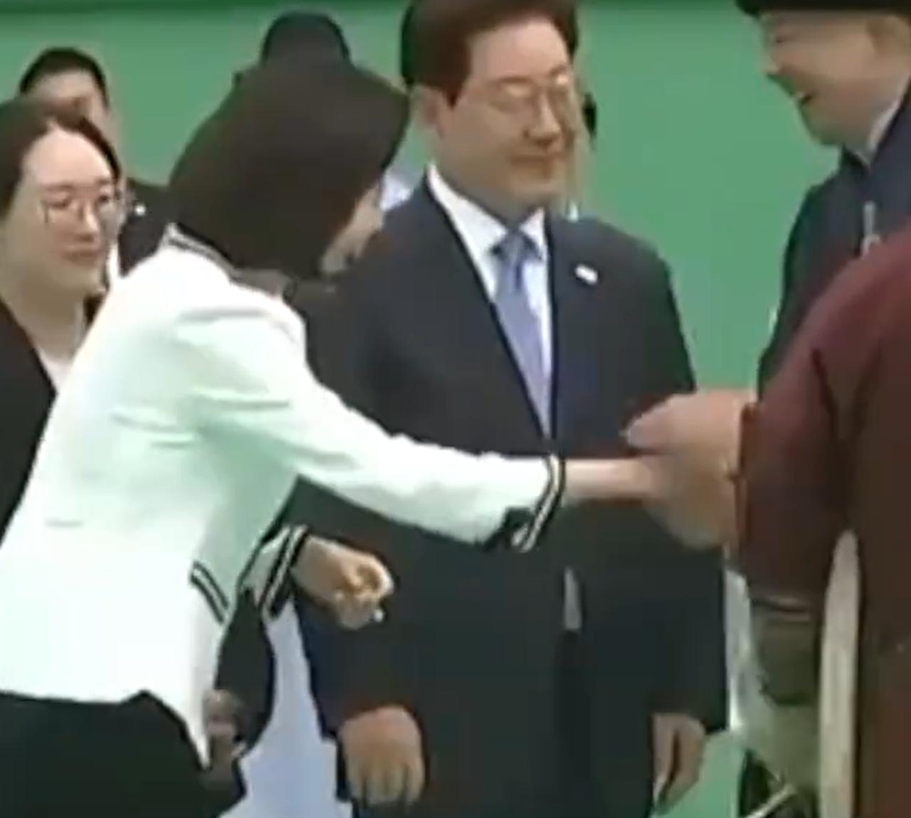 蒙古总统太不礼貌了，跟李在明夫人握手，表示一下礼节就可以，非要硬拽一把。

拽过