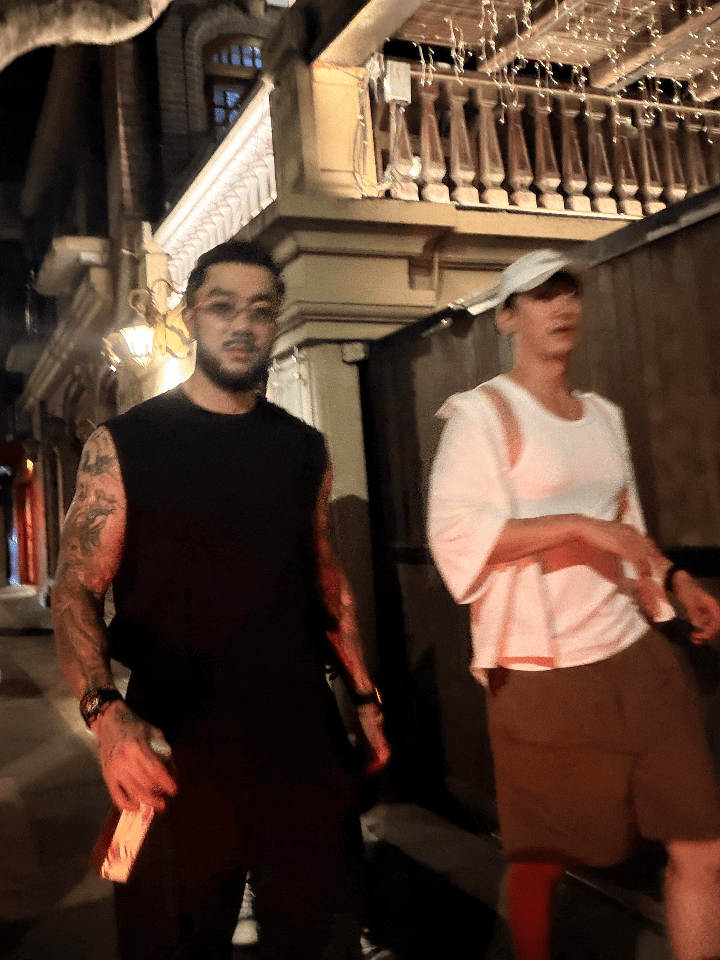 黄景瑜20160723上海街头跟朋友闲逛的偶遇，这个拍得又刁钻又酷！J3看镜头的