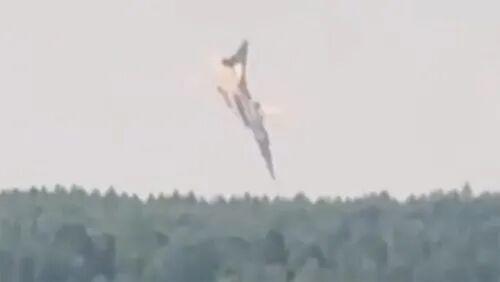B-52和图-22同一天摔成废铁！
若挂的是核弹头，美国俄罗斯先把自己炸了？
两