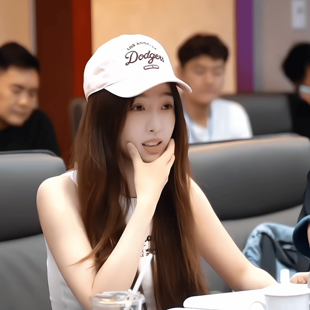 虞书欣 好白嫩的一个宝宝[抱抱] ​​​