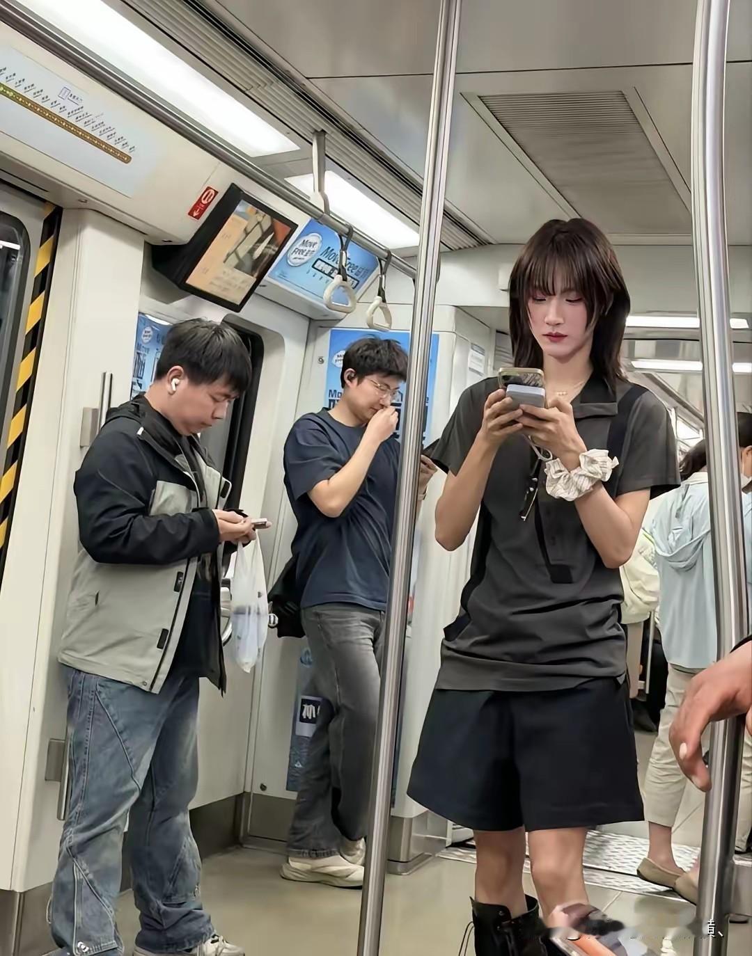 这个是男生，但穿着裙子，戴长假发，让人误以为是女生。