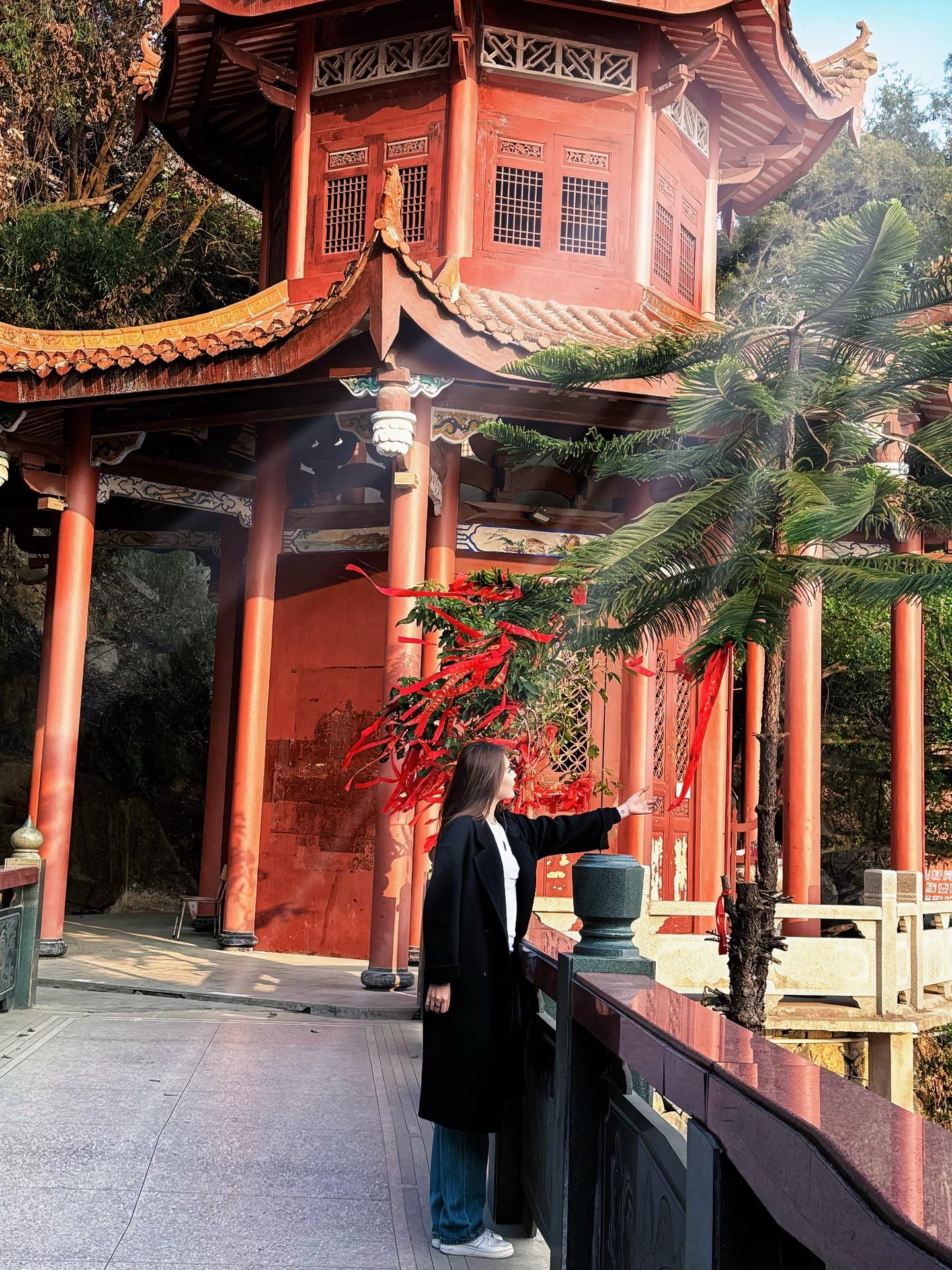 这个年代不缺感情 缺真情 细水长流的日子里 不说永远 说珍惜 ..