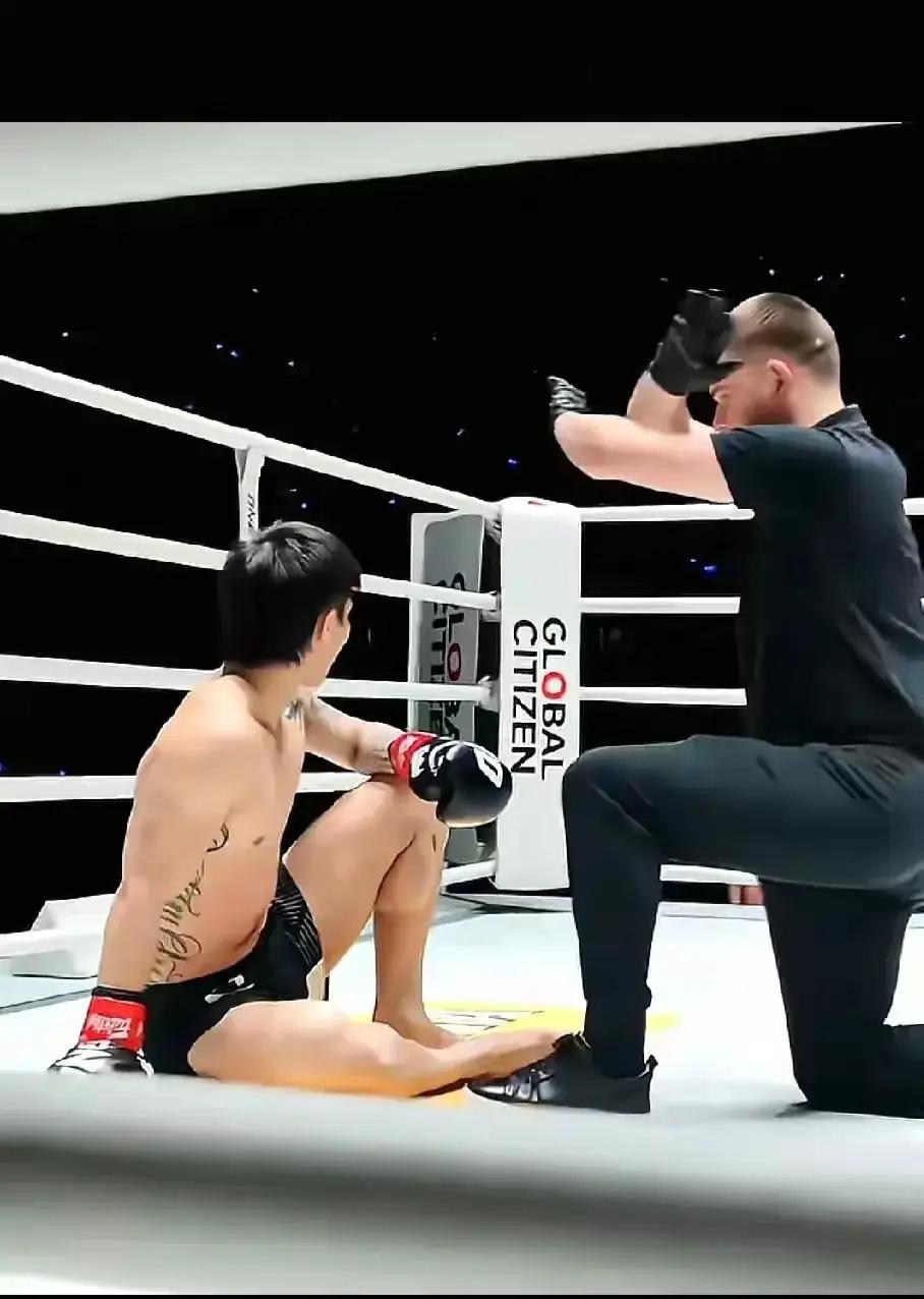 中国小伙刘梦阳轻松KO泰拳高手达万猜，一个一战成名，一个骨折进院，不得不说，刘梦