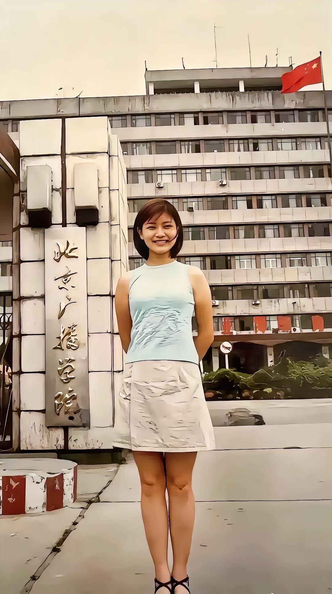 胡可（演员/主持人），50岁，164cm，浙江人
 毕业院校：中国传媒大学（原北