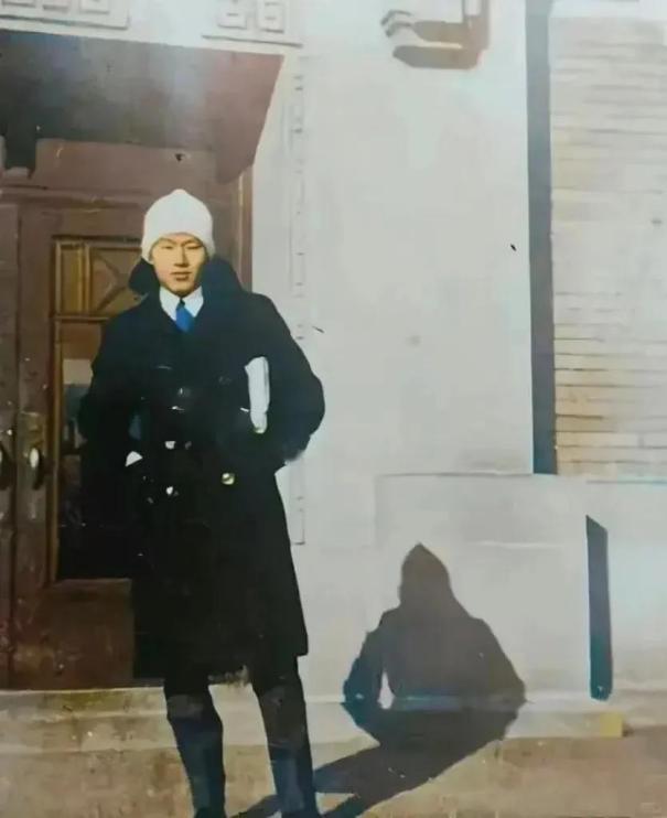 这是抗日名将孙立人将军100年前的老照片，此时他在美国留学，正值青春年少，照片中