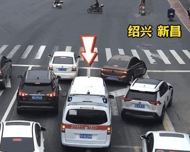 嘉兴10辆车45度让行,生死时速上演真实版速度与共情

冷风吹拂下的滨海大道晚高