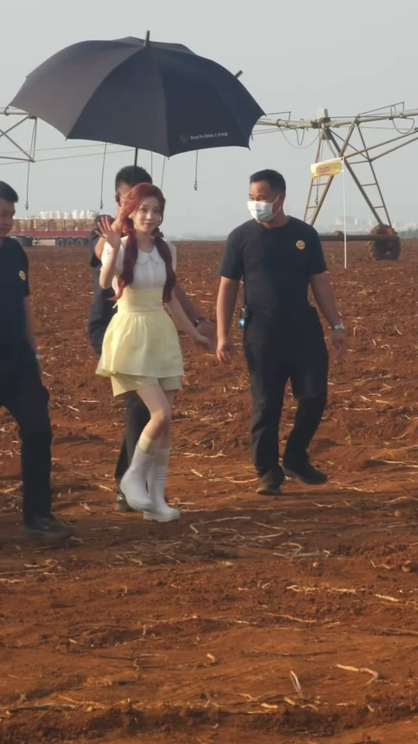 谁不想和宋雨琦一起挖一顿土豆！宋雨琦黄白色裙裤造型宋雨琦挖土豆