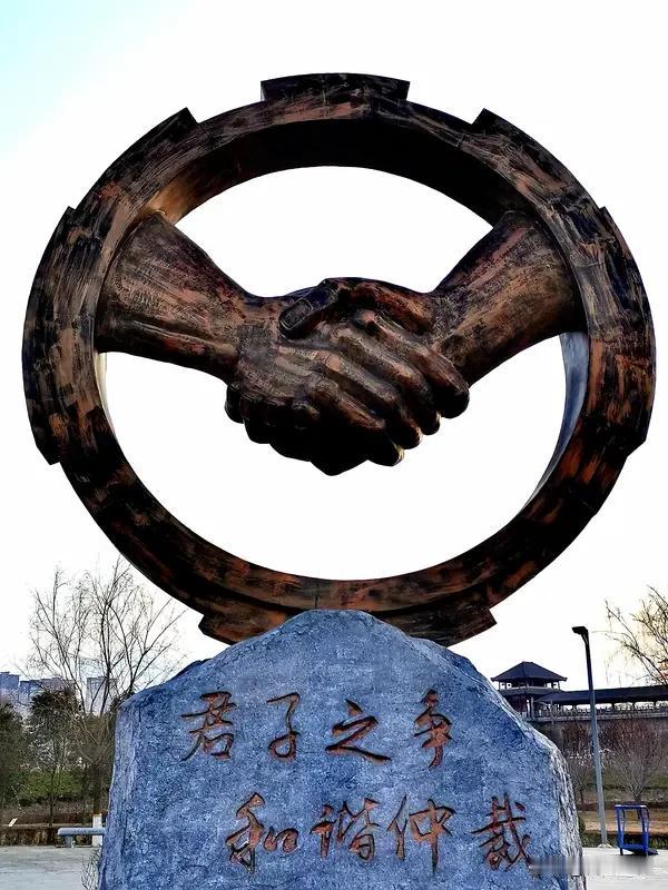 七律(新韵)•论友
良朋益友伴身旁，共济同舟岁月长。
历尽风霜心未改，饱经世路志