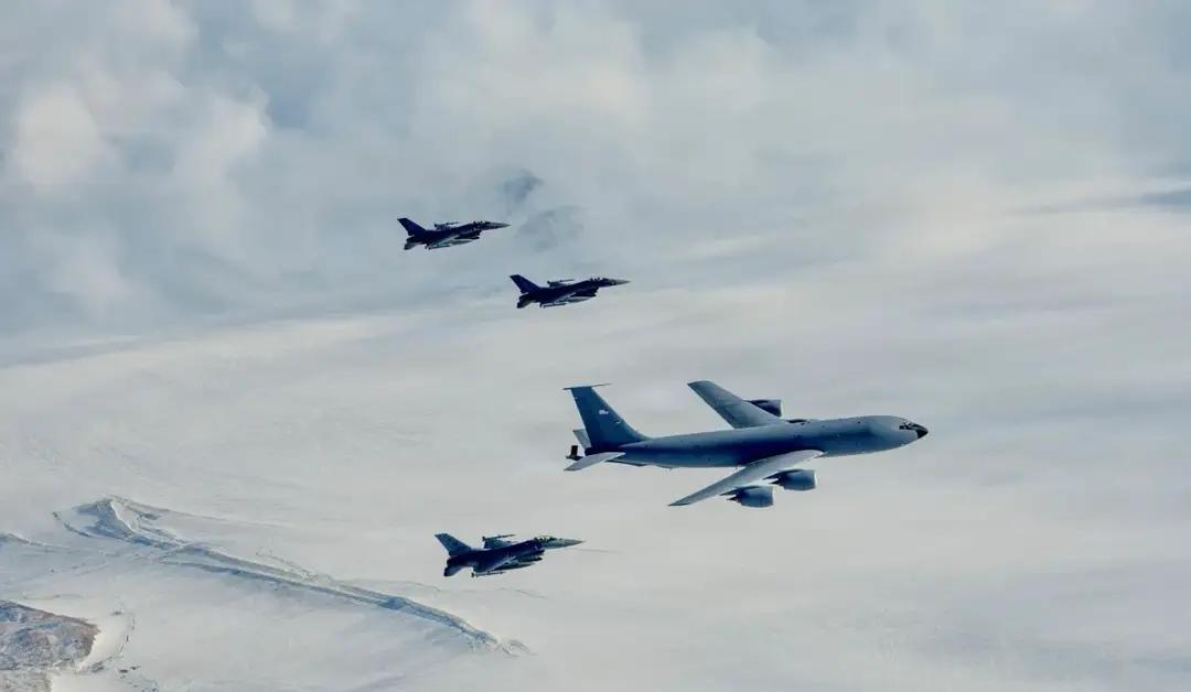 特朗普的“北极面子工程”：几架F-16飞了上千公里，就为了证明他吹过的牛是真的？