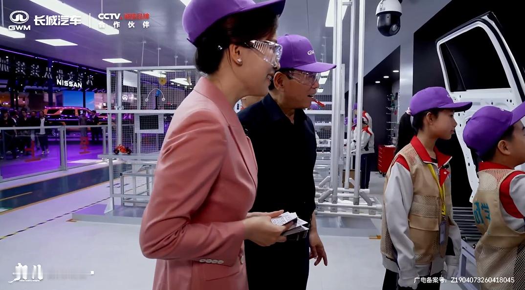 逛长城展台最意外的不是新车魏牌V9X的火爆，是教育区里和小朋友亲密互动的魏建军。