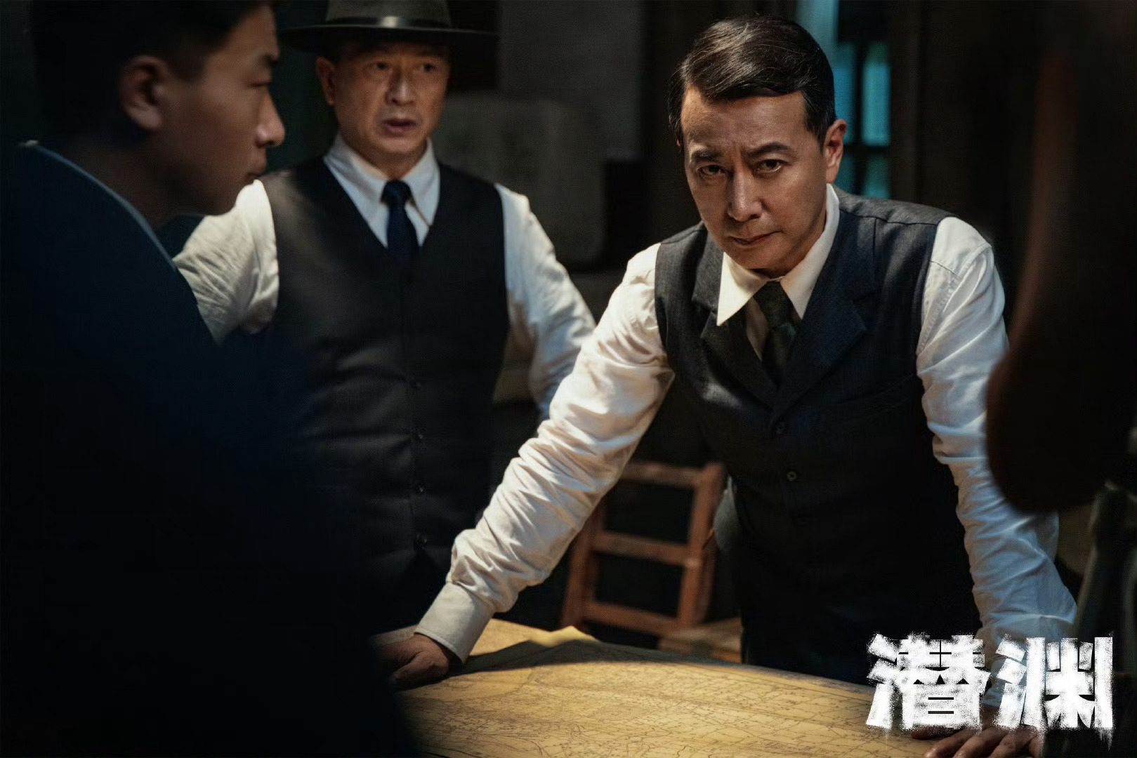 恭喜《潜渊》成功拿下潜渊收视11连冠 ，热度持续飙升，真的是今年必看的谍战剧！潜