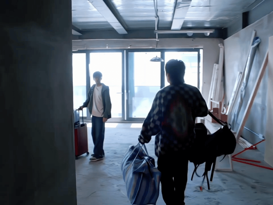 国产剧霸总毛坯房里睡帐篷 裴谦啊裴谦，你舅宠他爸😂！立志赔钱却越赚越多，毛坯房