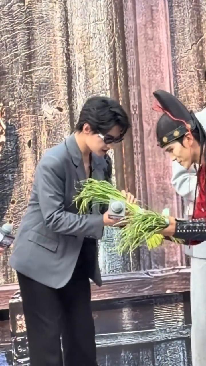 拍照其实已经一目了然了，我们也听跳闸为什么会送这个礼物。