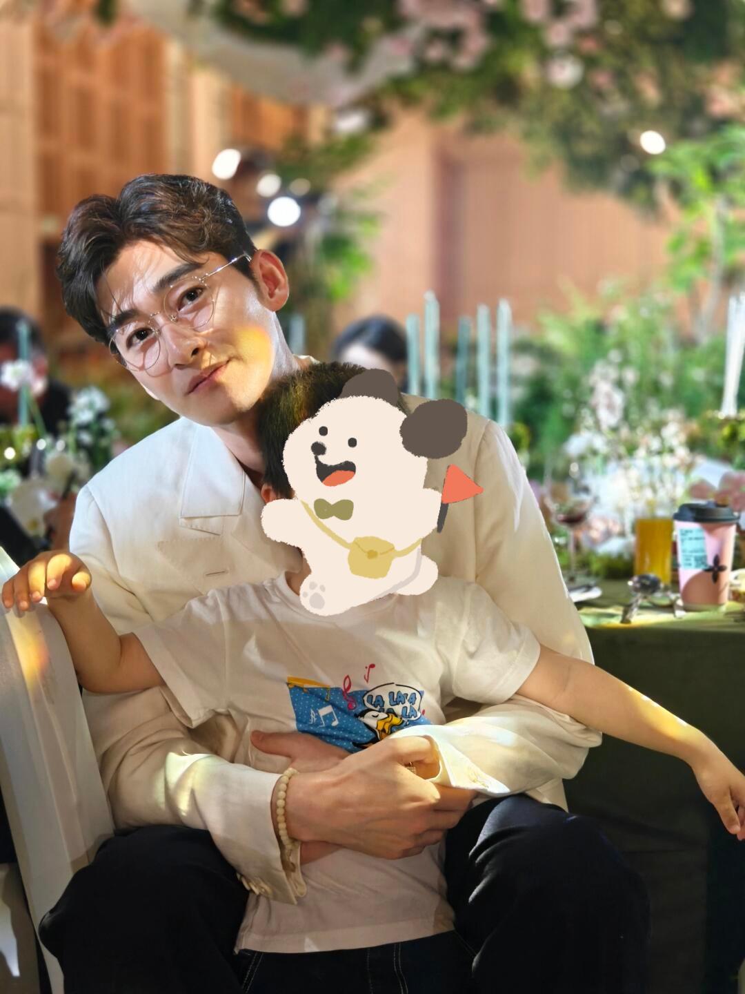 #张翰参加好友婚礼# 参加好友婚礼的张翰，很清爽不油腻！ ​​​