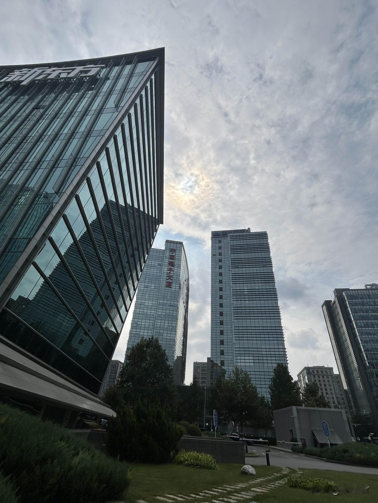 北京中关村街景，著名的大公司环伺周边。来看看他们的外形长什么样子的。
中国电子大