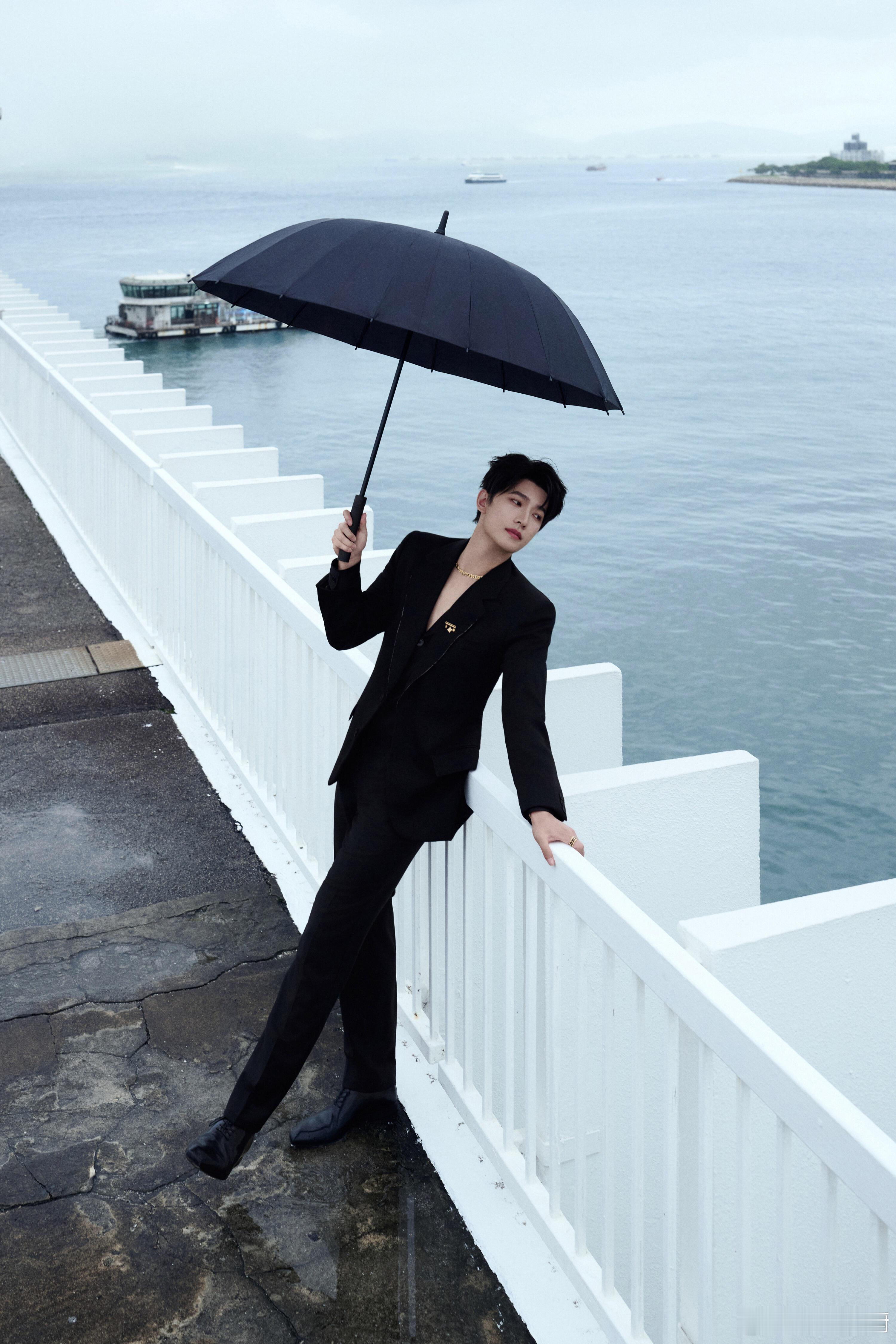 周大福代言人杨洋港风登场！黑色西装笔挺，金饰点睛，雨中撑伞尽显矜贵，开业氛围拉满
