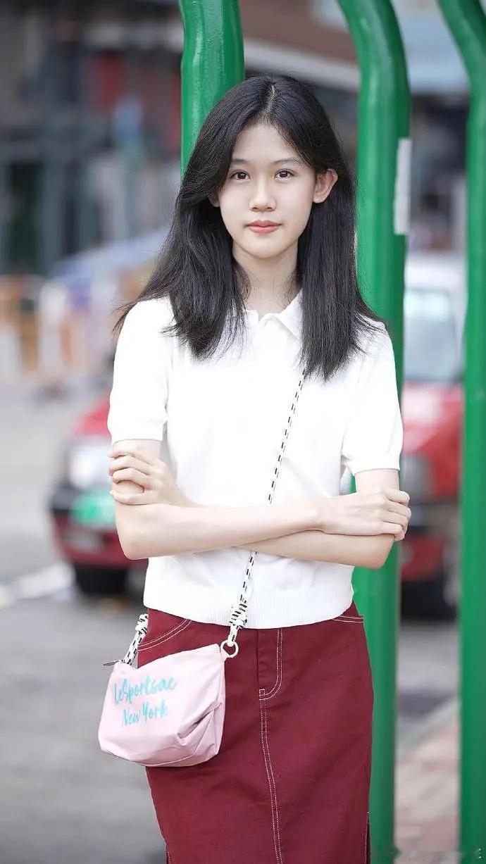 陆毅女儿的双眼皮看起来有些不自然。 ​​​