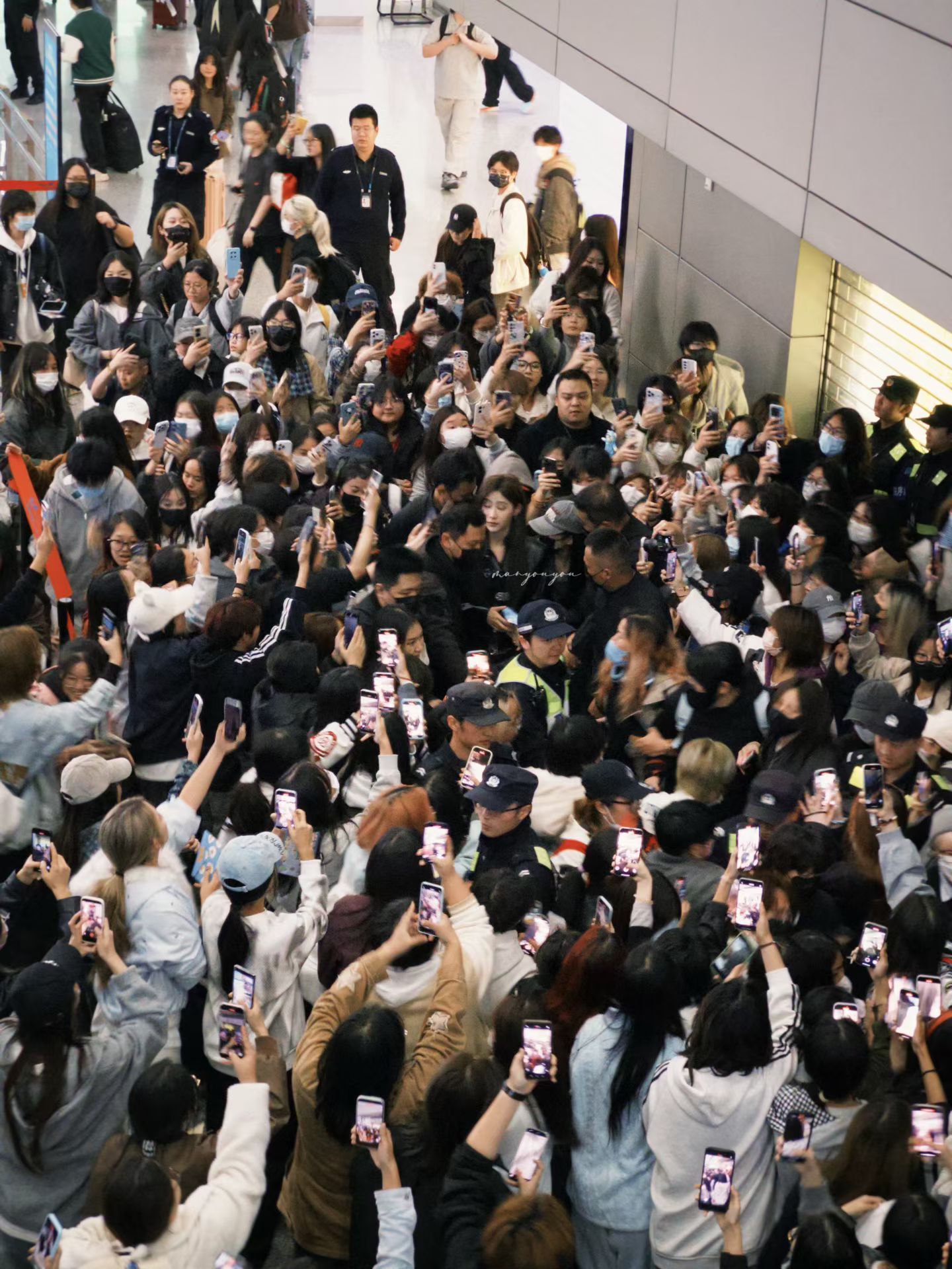 现在回想起成都那天晚上，凌晨两点的机场全是yqd 