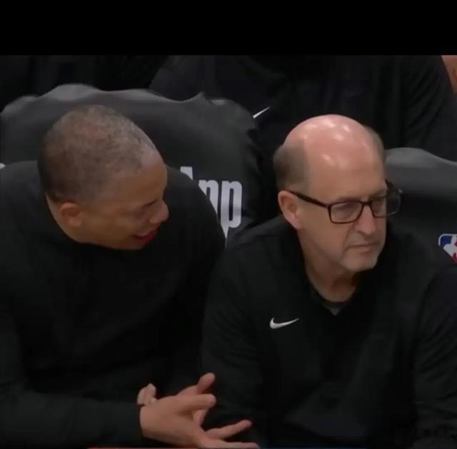 快船上半场的团队三分命中率救了血命，20投10中50%.他们的场均三分命中数才为