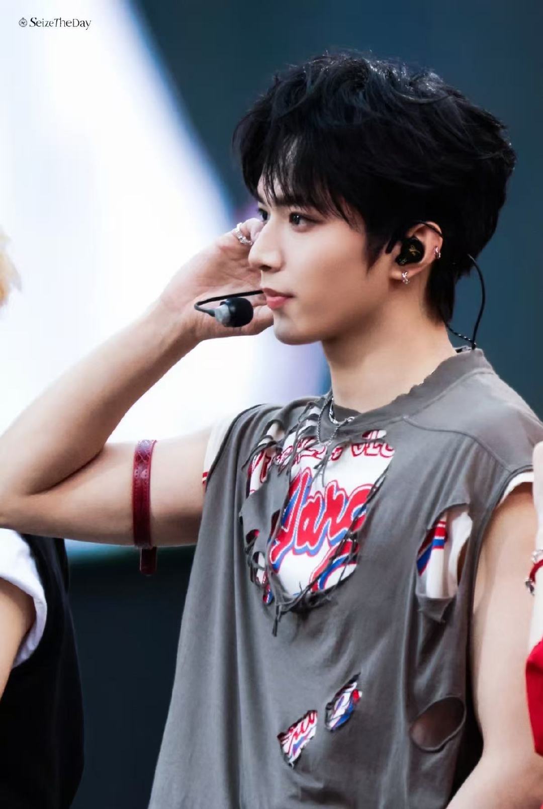 刘耀文的耳骨钉 刘耀文打了耳骨钉 好帅