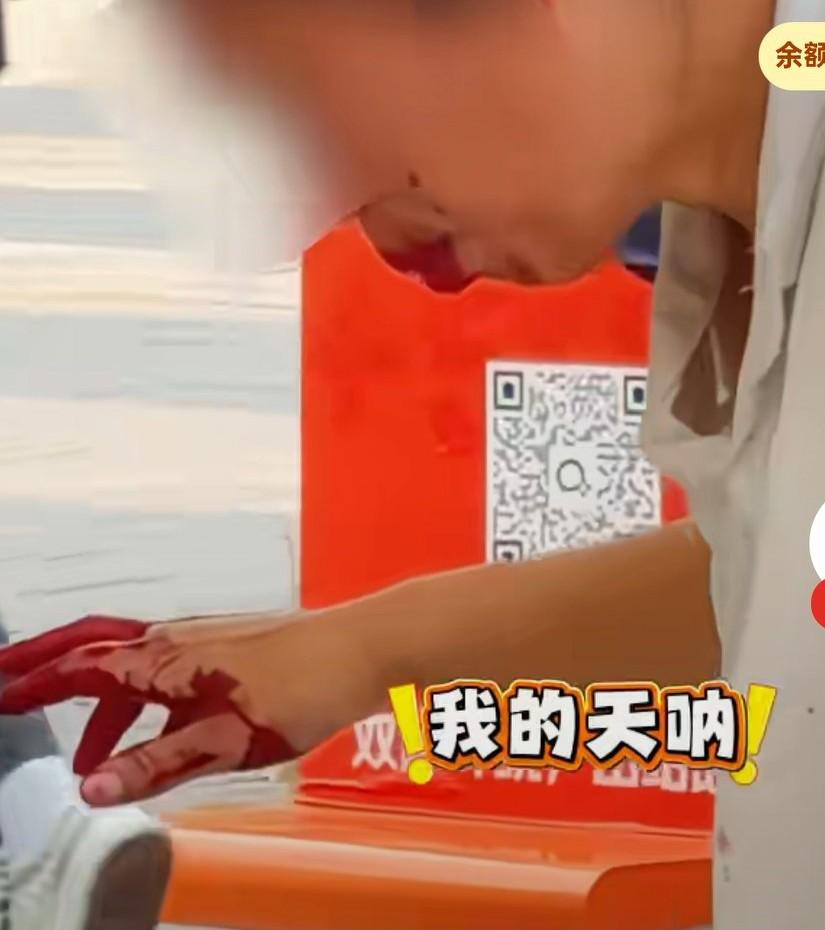 女子吃路边樱桃树上的樱桃，结果弄的满手满嘴都是果汁，
叫人看的有点眼晕，
第一眼