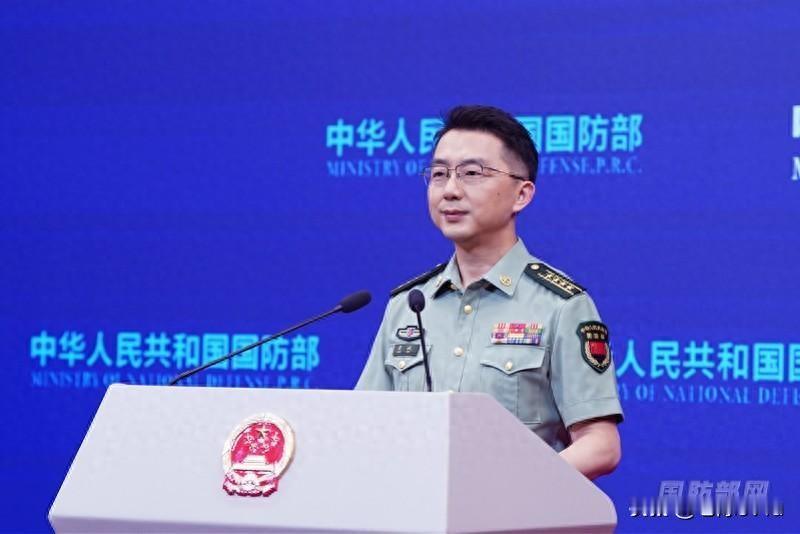 7月30日下午，国防部例行记者会进行到第66分钟，南方都市报记者拿到了一个提问机