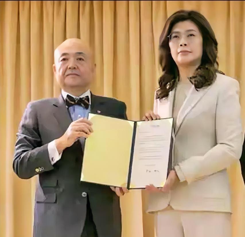 同胞们！请记住这个女人，她在7月31日(731)这天往民族伤疤上“撒了一把盐”！