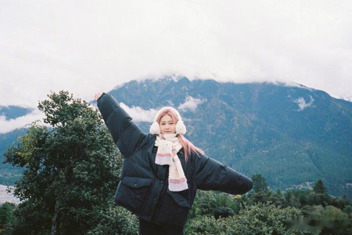 粉发白鹿开启限时返场，“小菠萝” 标识强化造型辨识度，经典粉发形象的重现，满足大