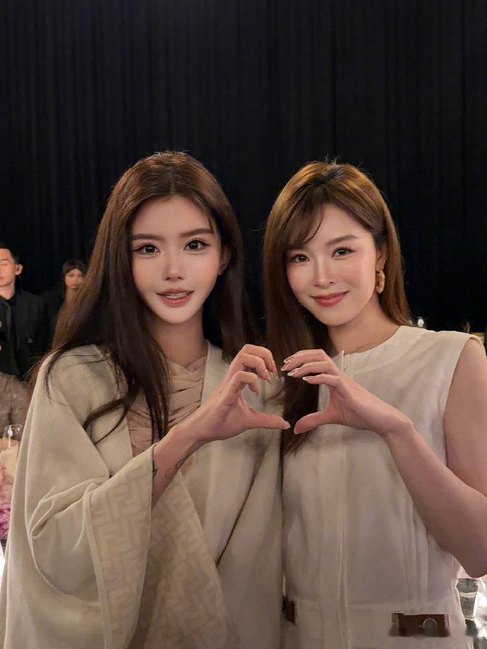 韩安冉拍的曾舜晞宋雨琦韩安冉在活动上拍的曾舜晞宋雨琦，她还与曾舜晞拍了合影，有点
