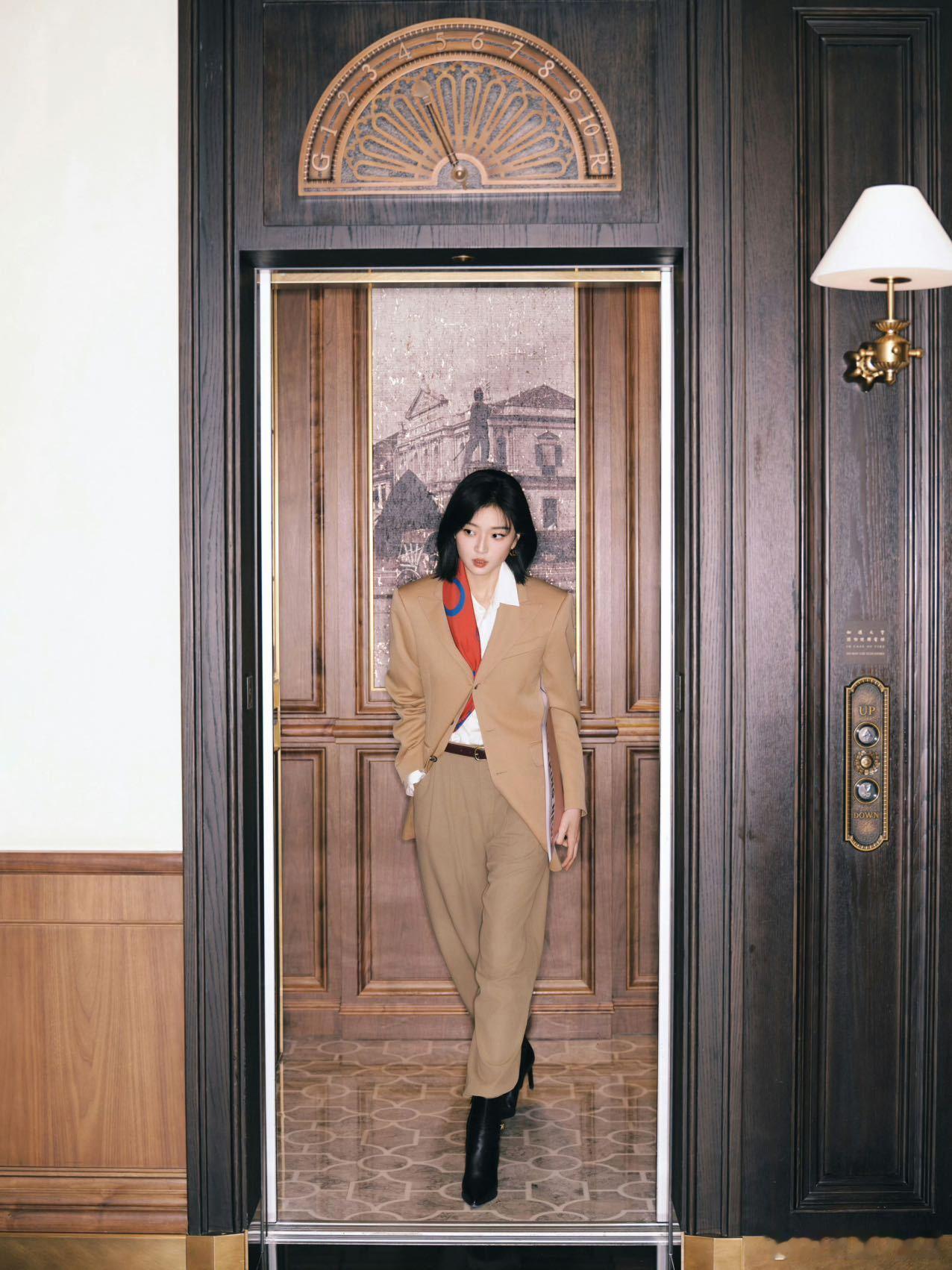 孙千西装姐帅到满分  救命！孙千今晚真的帅到了我的心巴上！按电梯的这一下真太酷飒