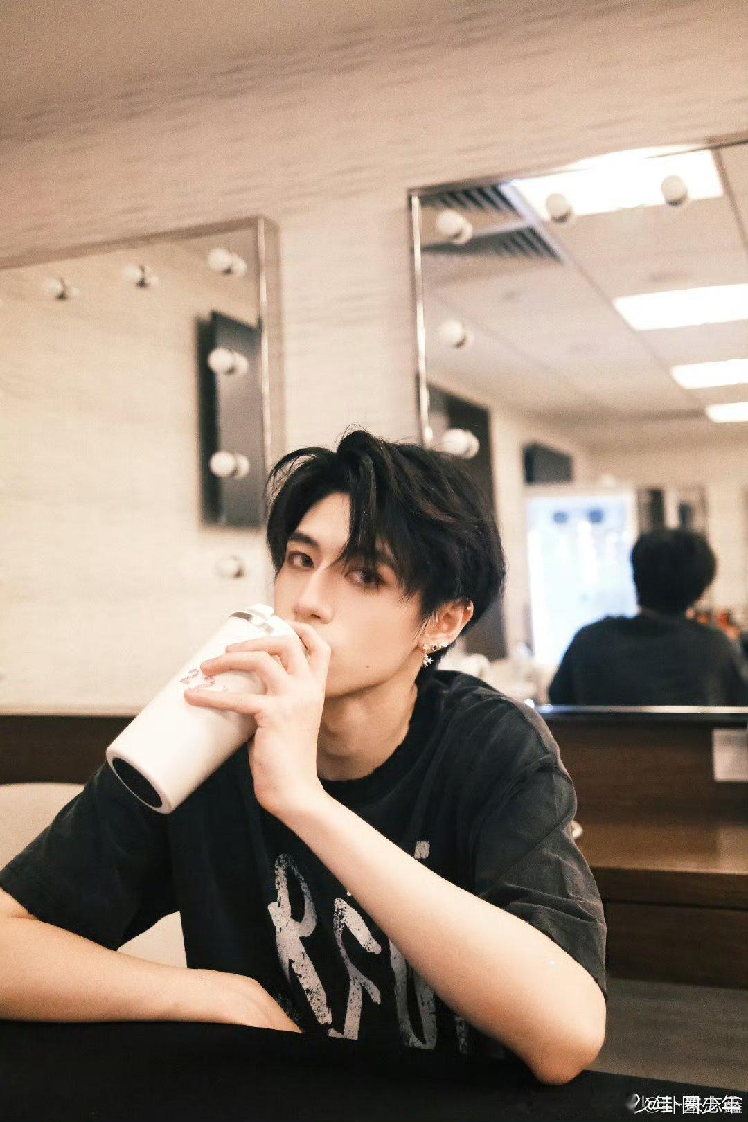 朱志鑫粉丝的维权函关于朱志鑫遭受不公待遇的维权函团体站位变动牵动大量关注，朱志鑫