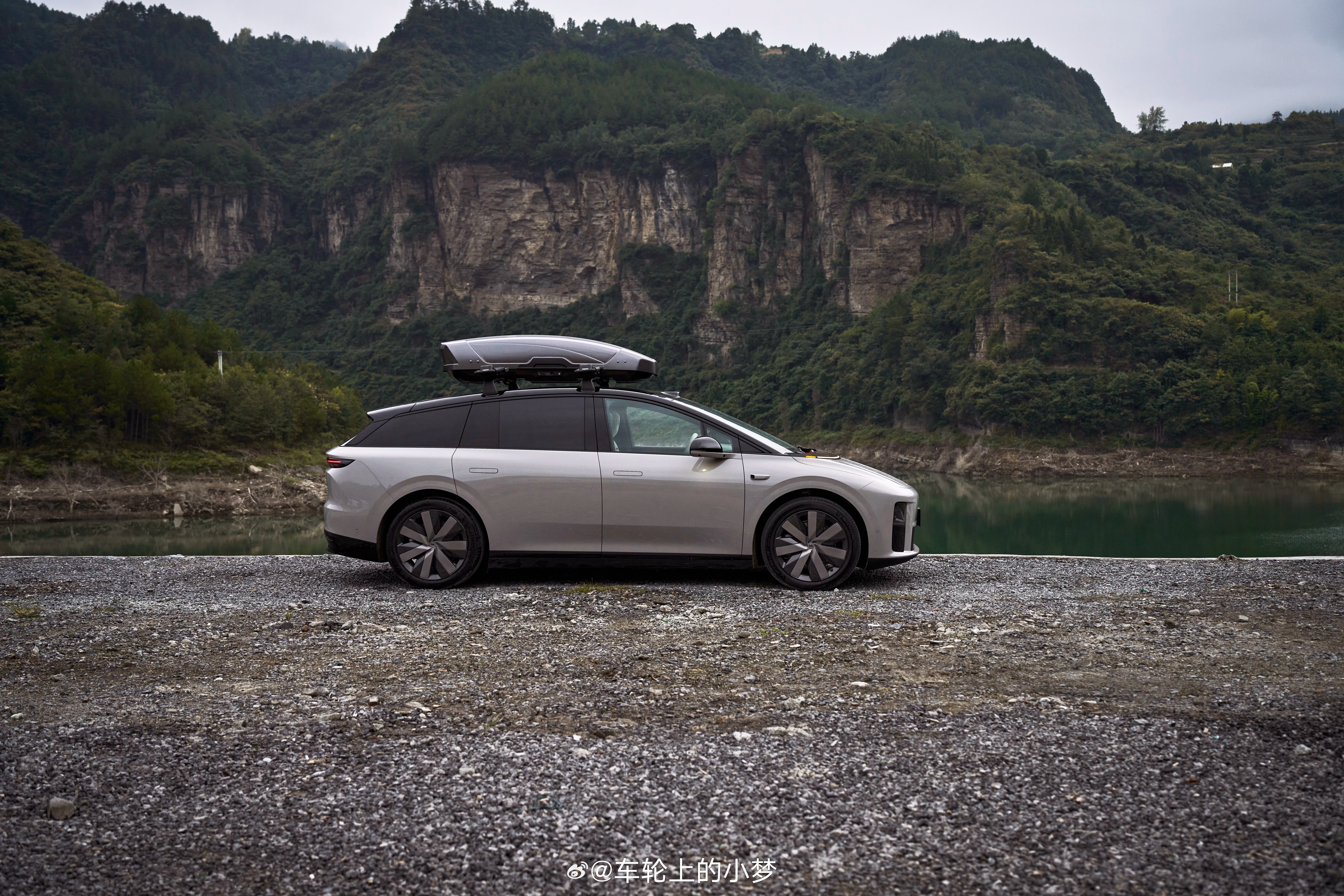 理想i6确实有点东西。作为中大型纯电SUV，它一口气通过了C-NCAP、C-IA