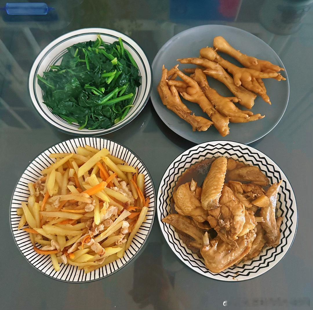 现在天暗的要命今天已经变脸多次一会太阳暴晒一会乌云压天一会飘点小雨大雨需要酝酿这