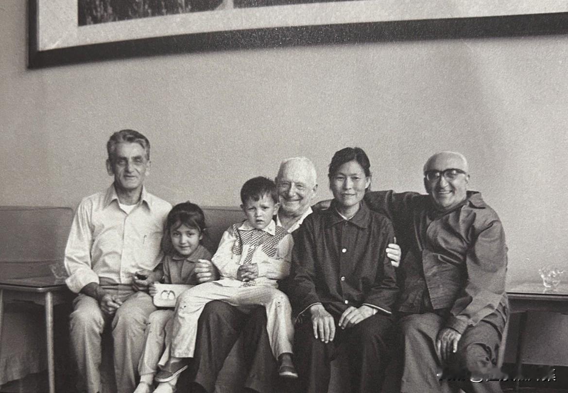 1978年，温纳瑞斯（左一）与夫人、子女在北京参观期间，和新西兰人士路易艾黎（右