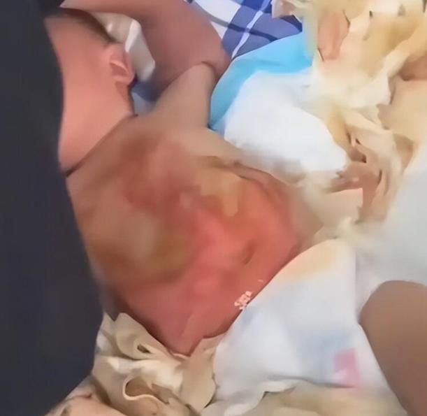 “太吓人！”老人领着3岁孙女去参加丧事酒席，没想到用餐时孙女忽然跑进厨房，和后厨