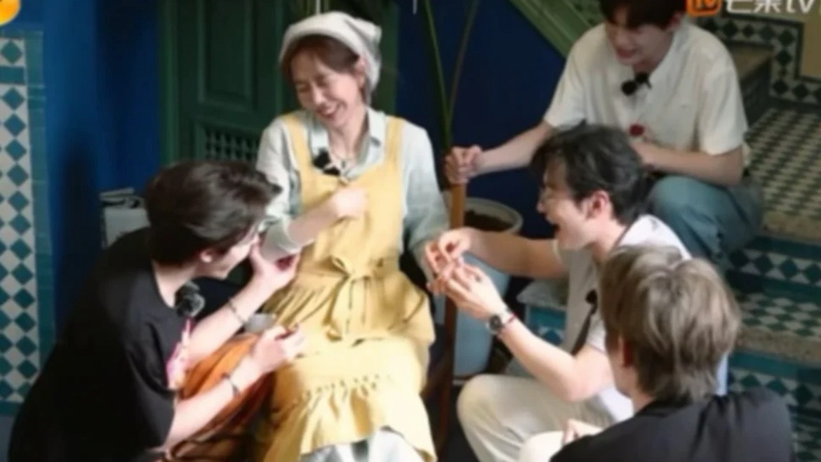 她好适合演和年下恋爱的剧看了中餐厅，姜妍真的好美啊 