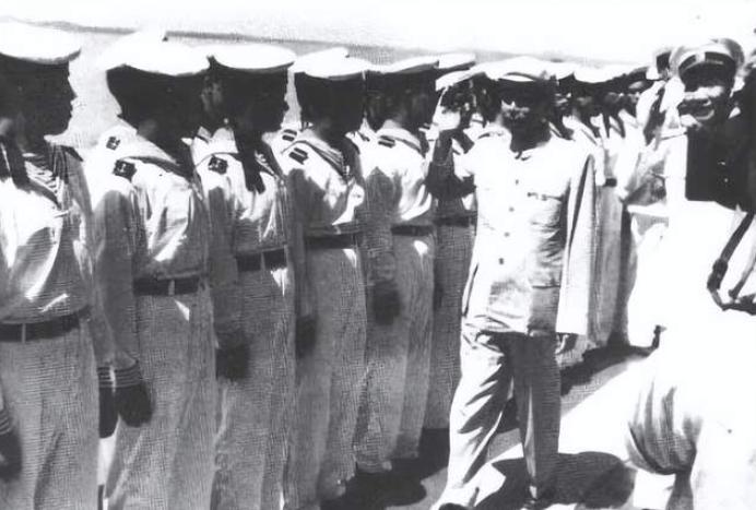 1957年8月4日，肖劲光司令员陪同周恩来总理检阅海军驻青岛舰艇部队的场景。检阅