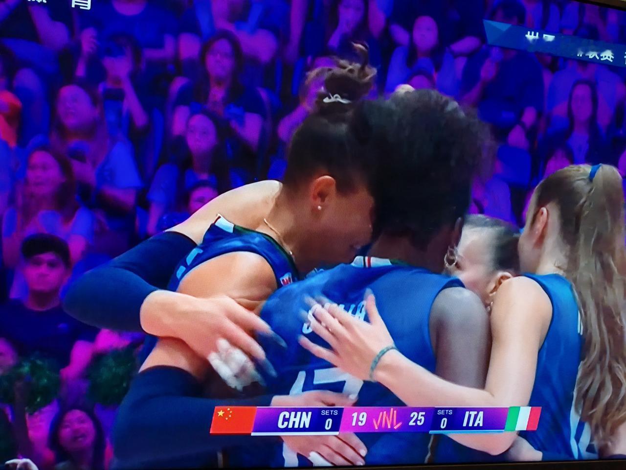 2026年7月12号世界女排联赛香港站的比赛，中国女排对阵意大利女排，中国女排首