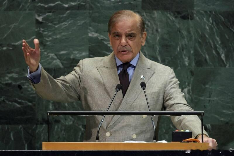 【巴基斯坦警方遭炸弹和枪击袭击酿5死 总理强烈谴责暴力】海外新鲜事 巴基斯坦警方