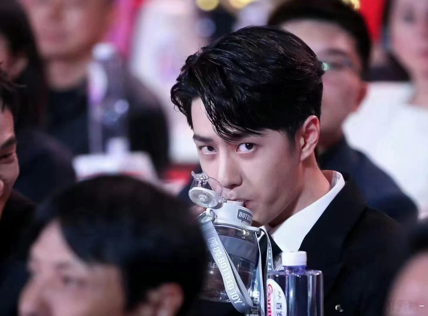 王一博喝水的时候软乎乎 想捏🥺🤏🏻 