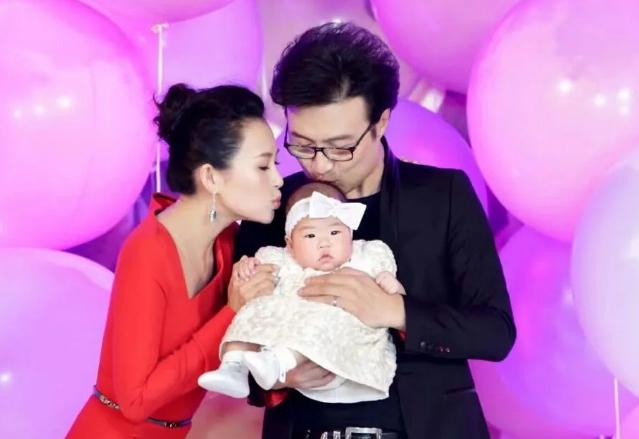 在汪峰眼里，章子怡不仅强势，还是一个爱吃醋的女人。
她吃起醋来，就连家里的阿姨都